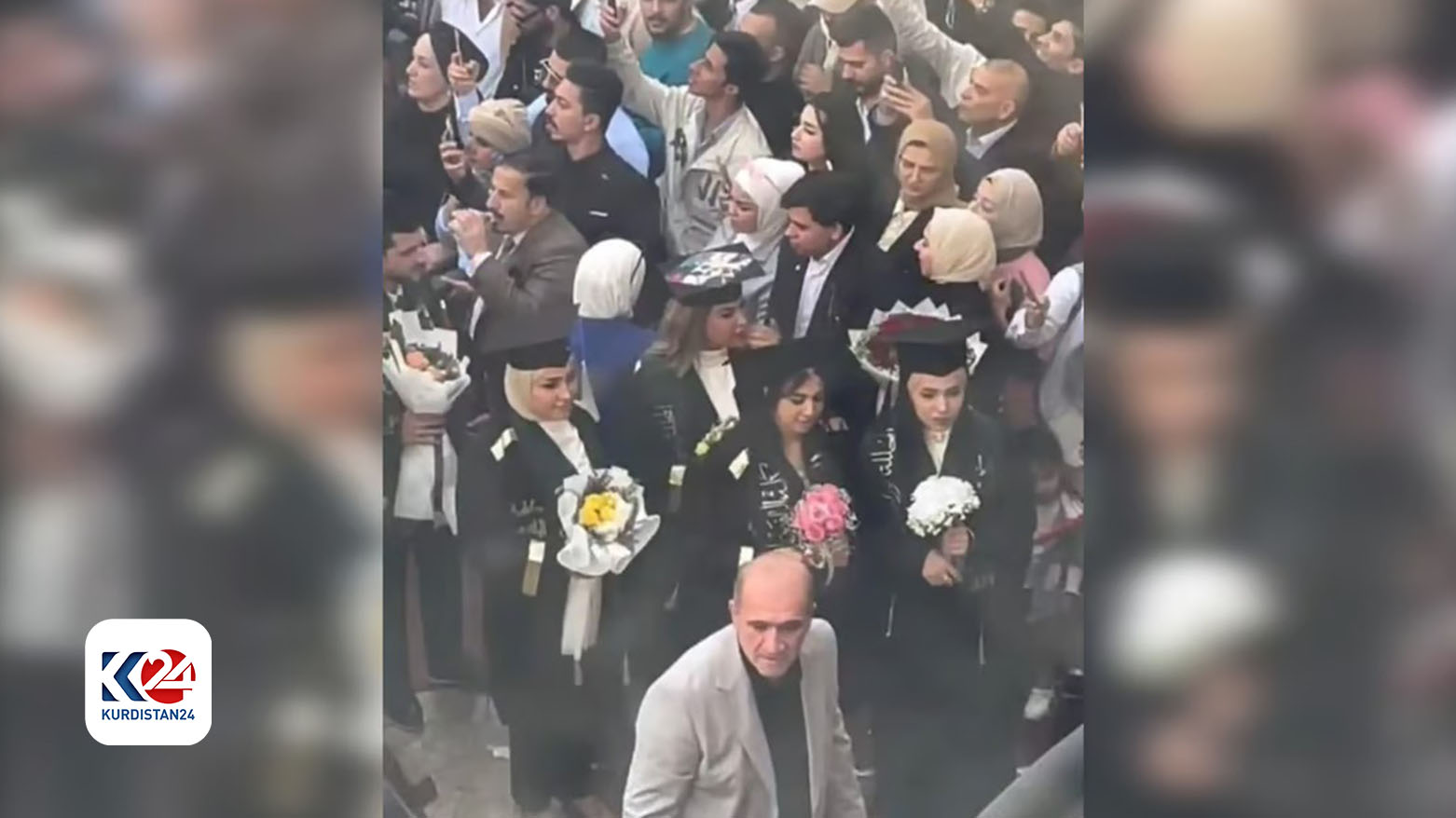 لوضعها صورة صدام حسين على قبعتها.. جامعة عراقية تفصل طالبة
